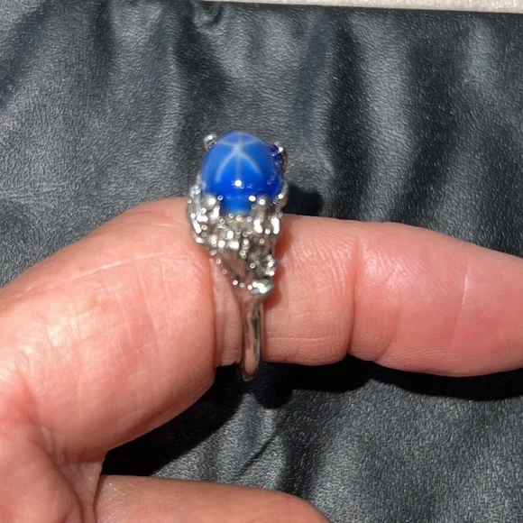 Faux Star Sapphire ring in silver setting - Picture 2 of 5